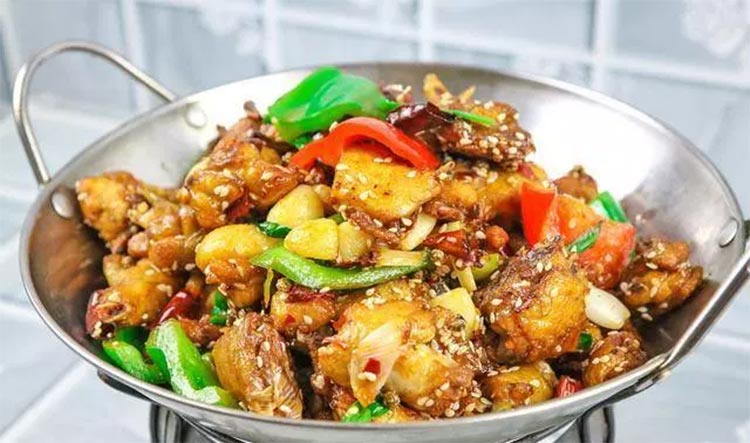lodge-cast-iron-wok