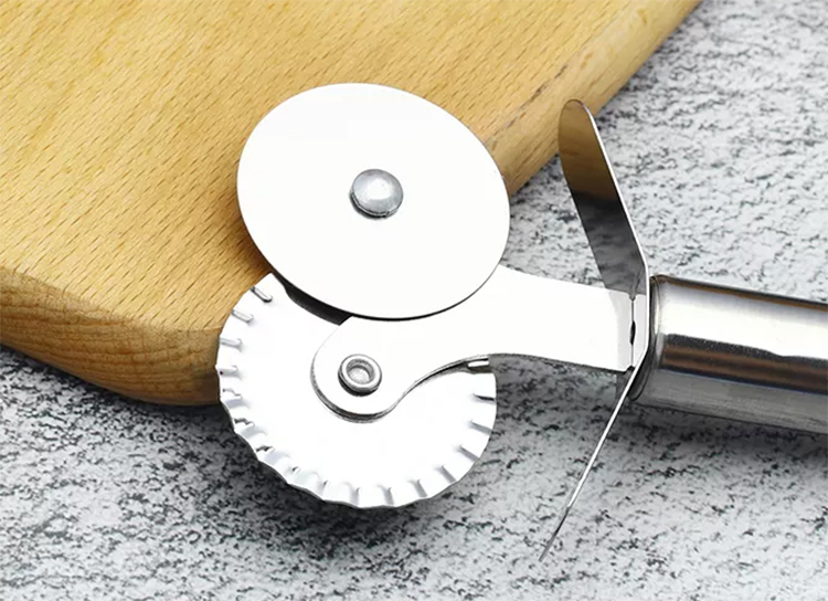 williams-sonoma-pizza-cutter1