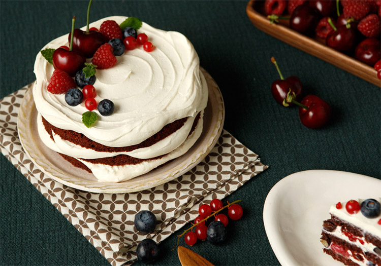 Put the last layer of cake slices on